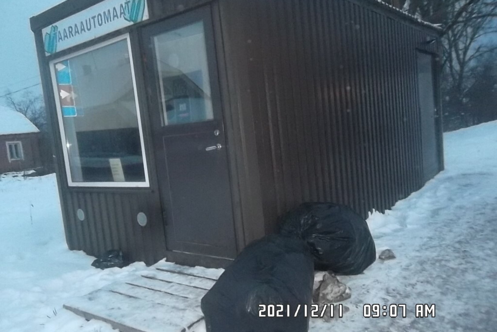 Hillar Kohvi reportaaž | Kuidas ma  seisin üle tunni asjatult Tori Konsumi juures asuva taaraautomaadi ukse taga ning taarat ära anda ei saanudki