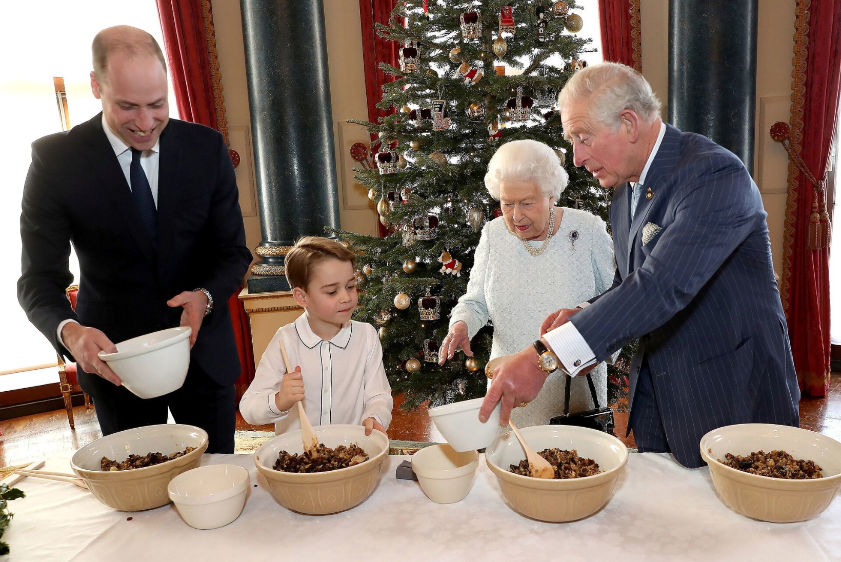 Kuninganna Elizabeth II jätab ära traditsioonilise perekondliku jõulusöömaaja