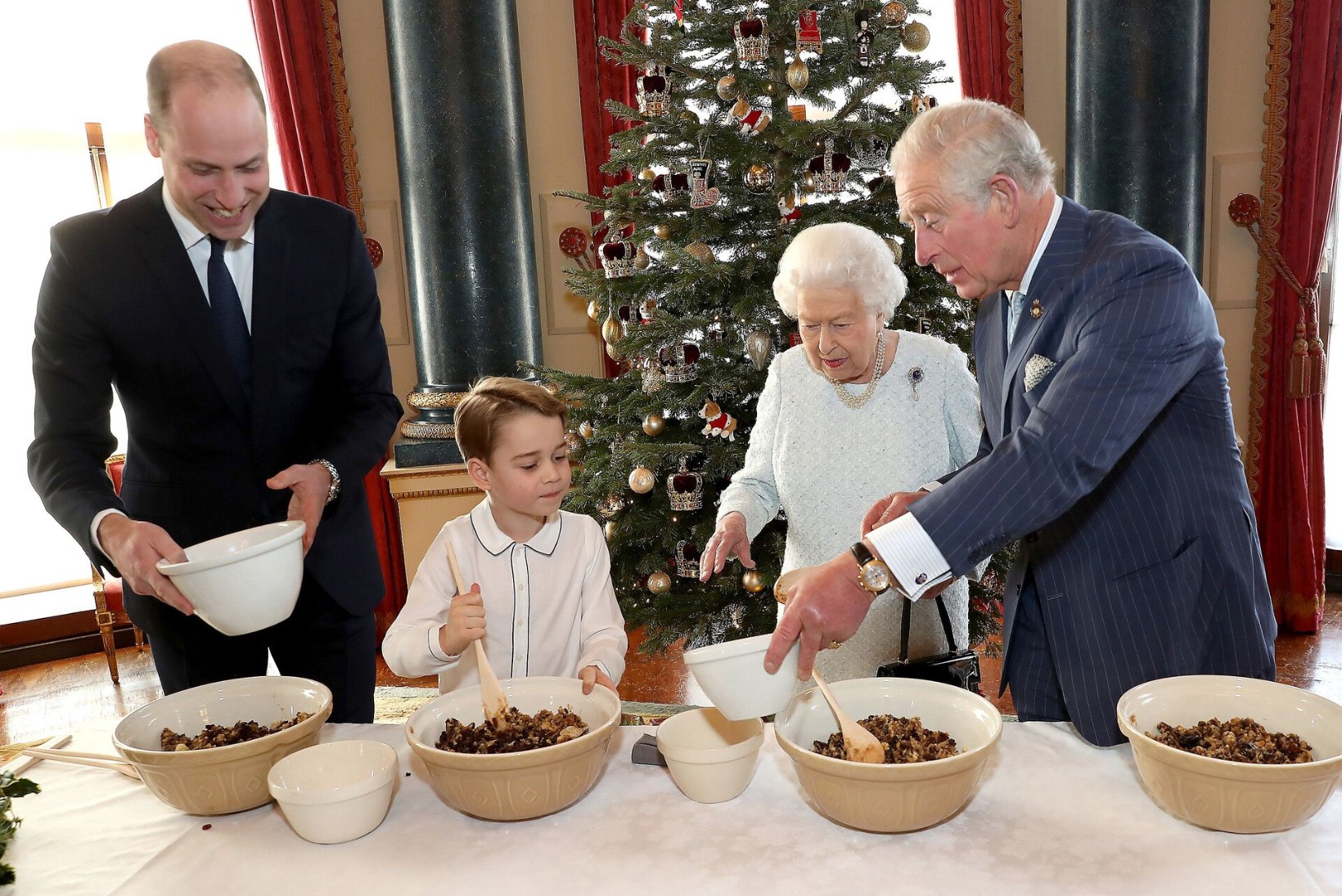 101 FOTOT: vaata Briti kuninglikku peret viie põlvkonna vältel!