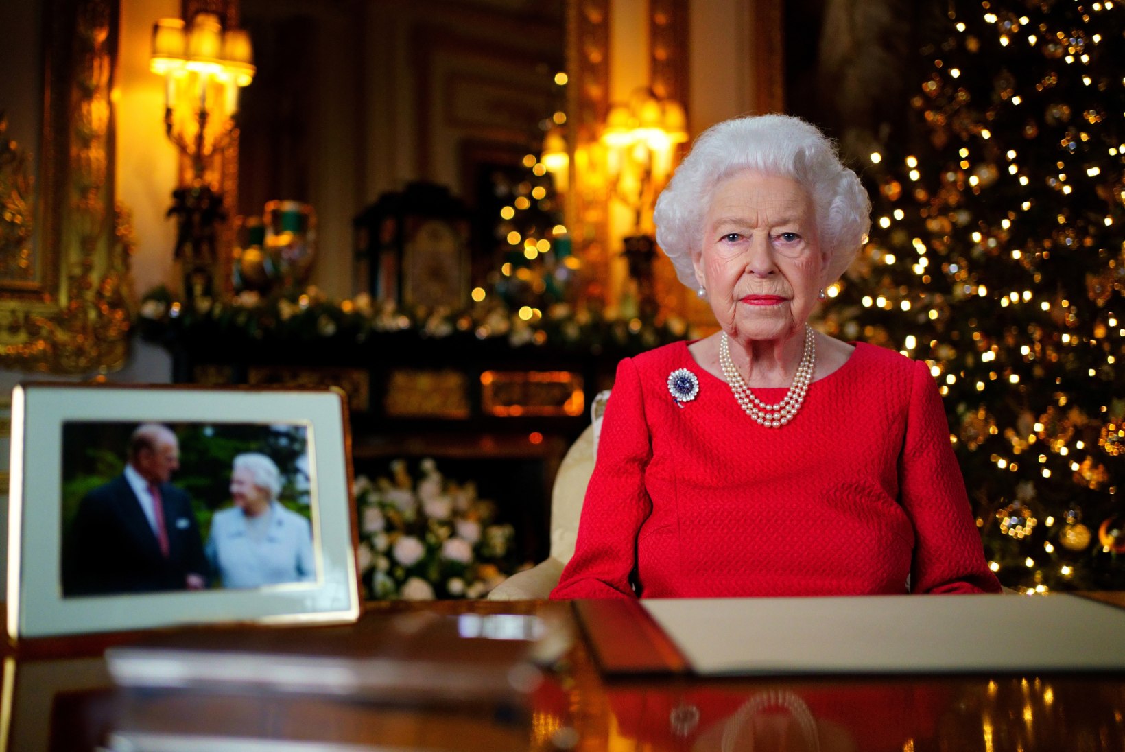 KAOTUSED, SKANDAALID, TERVISEMURED: Elizabeth II katsumuste aastat kroonis tapmiskatse