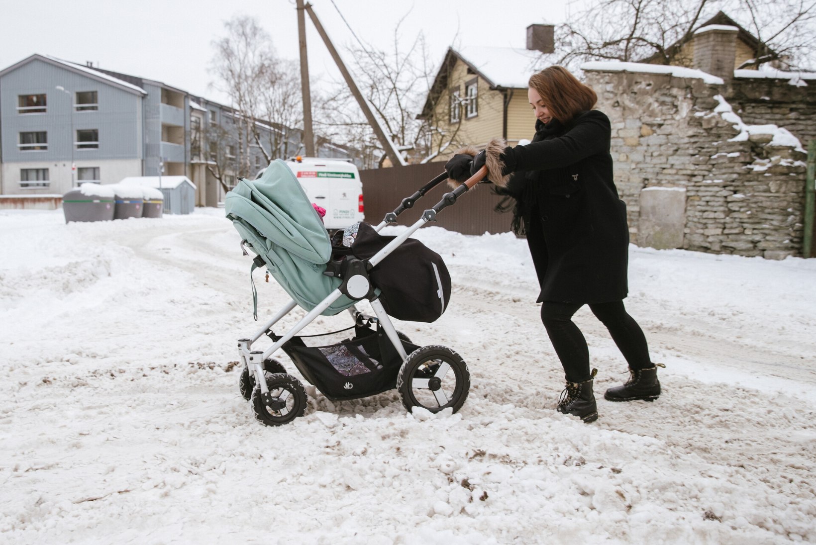 ÕL VIDEO | Tallinna lumistel tänavatel lapsevankriga liiklemine teeb selja märjaks ja tõmbab südame alt külmaks
