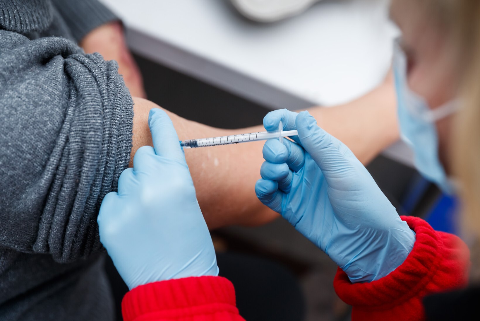 TULE TAEVAS APPI: Itaalia mees üritas koroonavaktsiinist pääseda, minnes süstima võltskäega
