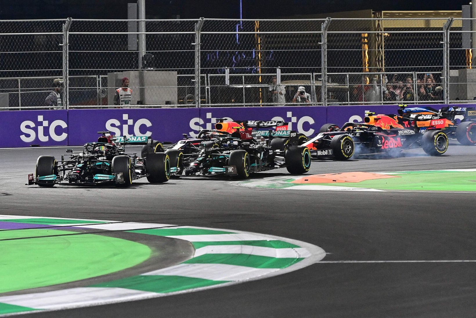 Hamilton võitis Saudi Araabia GP kahe punase lipu ja Verstappeni räpase manöövri kiuste
