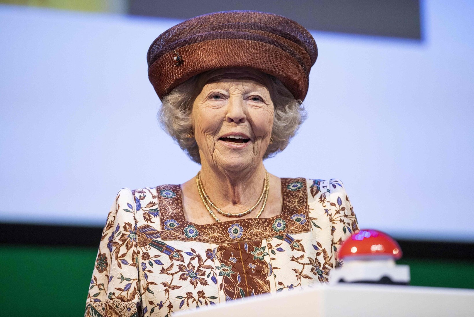 Madalmaade endine kuninganna Beatrix nakatus koroonaviirusega
