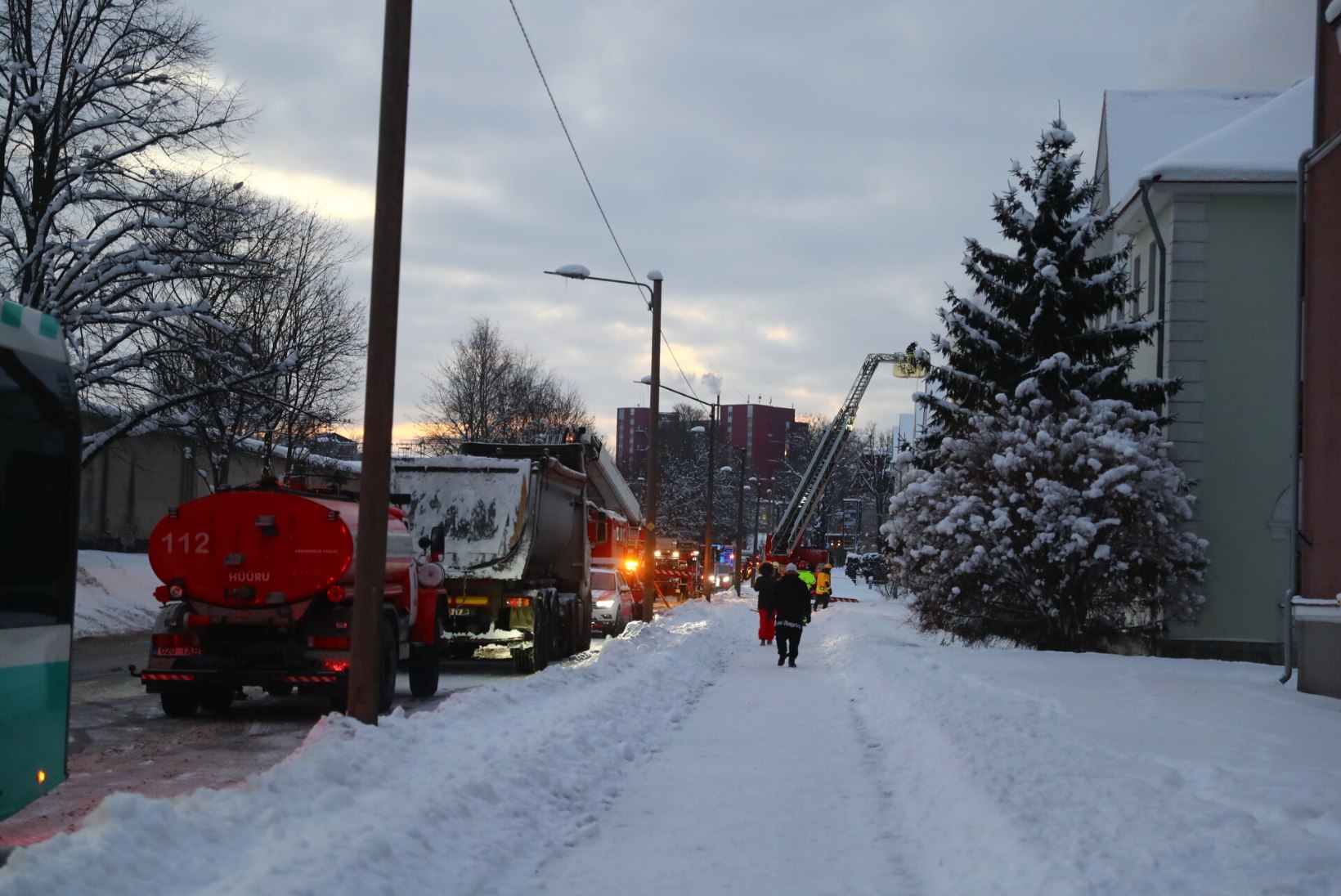 FOTOD | Tallinnas Kotka tänaval põles kortermaja pööning, evakueeriti 17 inimest