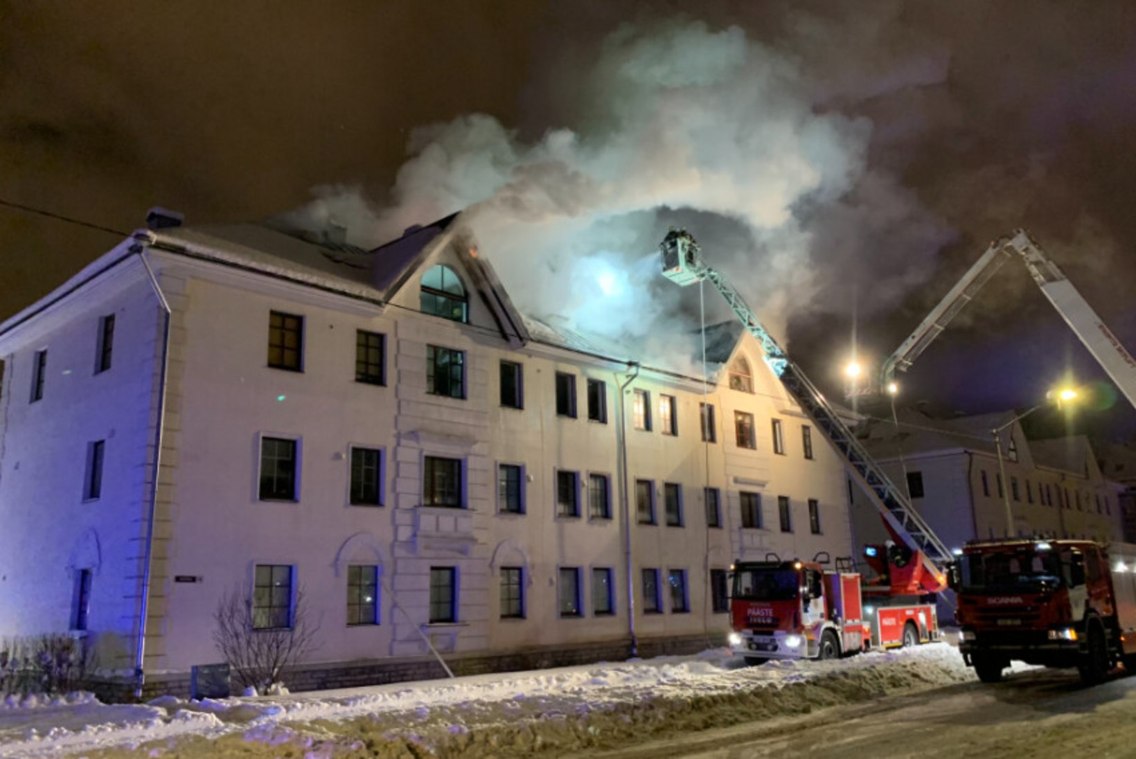 FOTOD | Tallinnas Kotka tänaval põles kortermaja pööning, evakueeriti 17 inimest