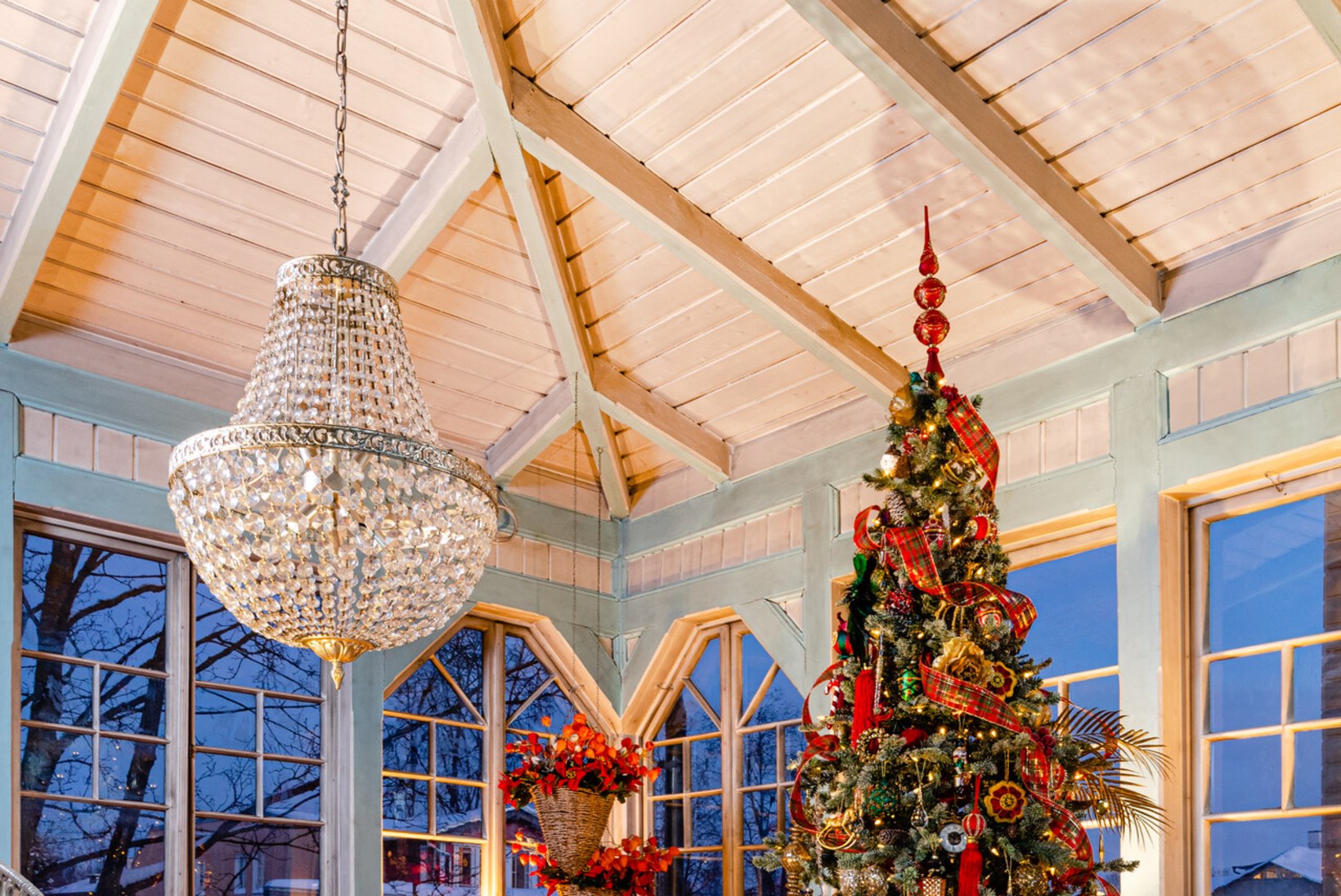 FOTOLUGU | SELLEL KUUSEL RIPUB 400 EHET! Küllusliku jõulupuu üles mukkinud mees: paari kohta saaks kaunistusi veel juurde panna!
