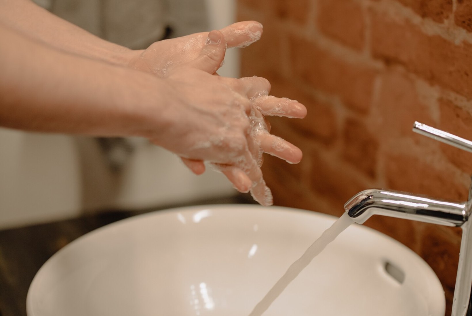 LUGEJA KÜSIB | Mis vahe on käte desinfitseerimisel ja pesemisel ning kumba neist eelistada?