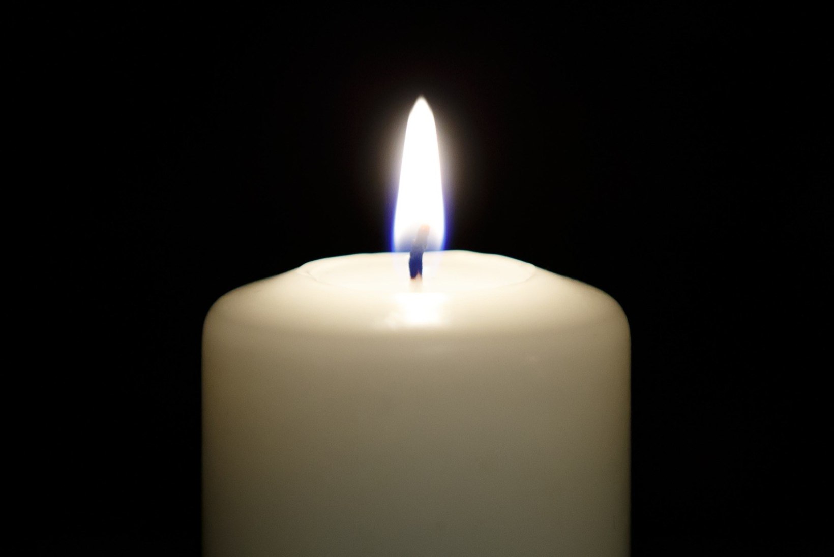 Уайт свеча. Бело голубая свеча. Candle White background. Белый крест на черном фоне обои.