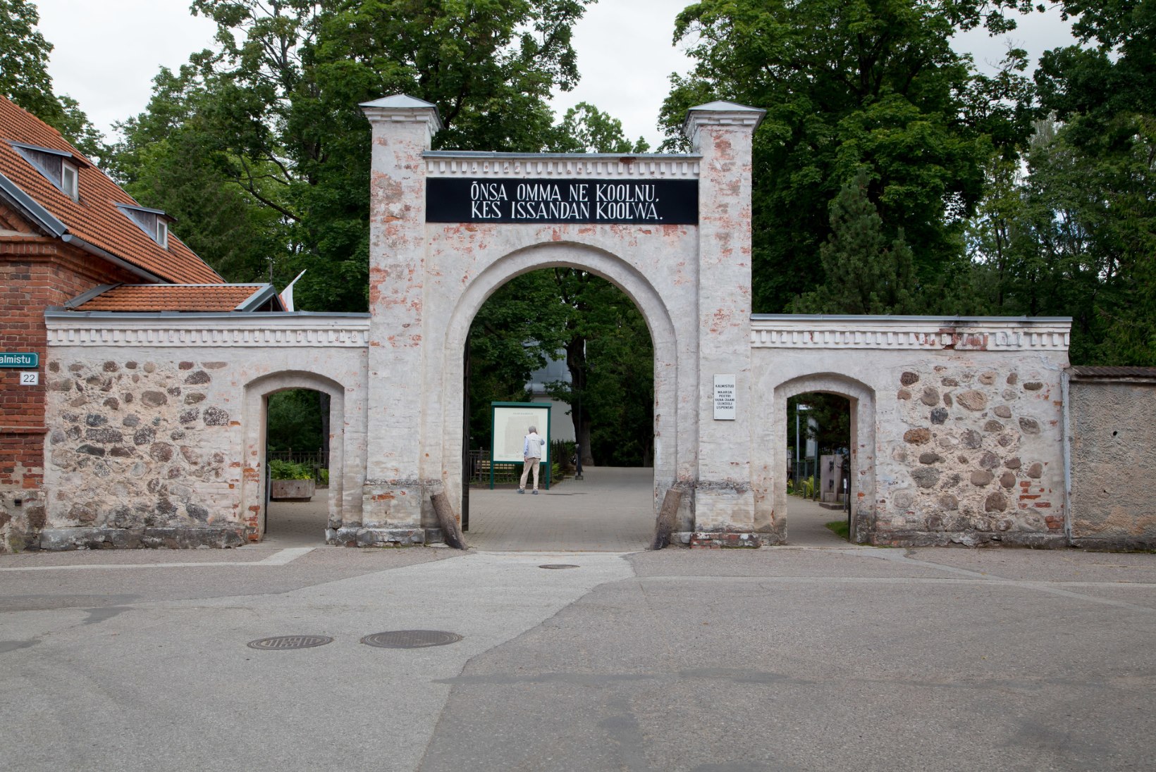  Voldemar Kuslapi kalmukolumn | Ülevad hauad Raadi kalmistul