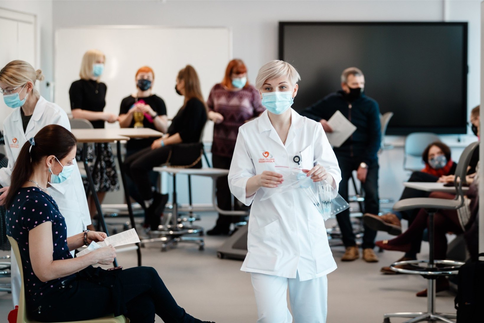 GALERII | Tallinna üldhariduskoolides algas töötajate vaktsineerimine: vaktsiinisoov on pooltel koolitöötajatel