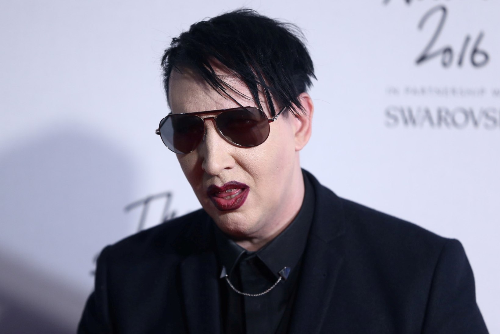 Seksuaalvägivallas süüdistatud Marilyn Manson sai plaadifirmast sule sappa