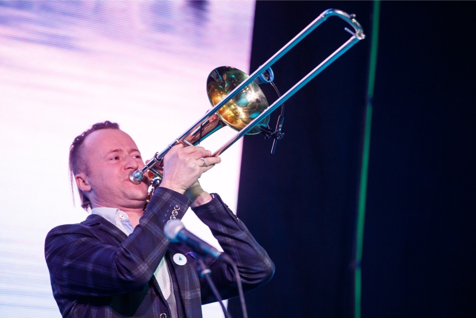 VIDEO | Svjata Vatra Ruslan äratas naabrid hommikul tromboonil hümni mängimisega