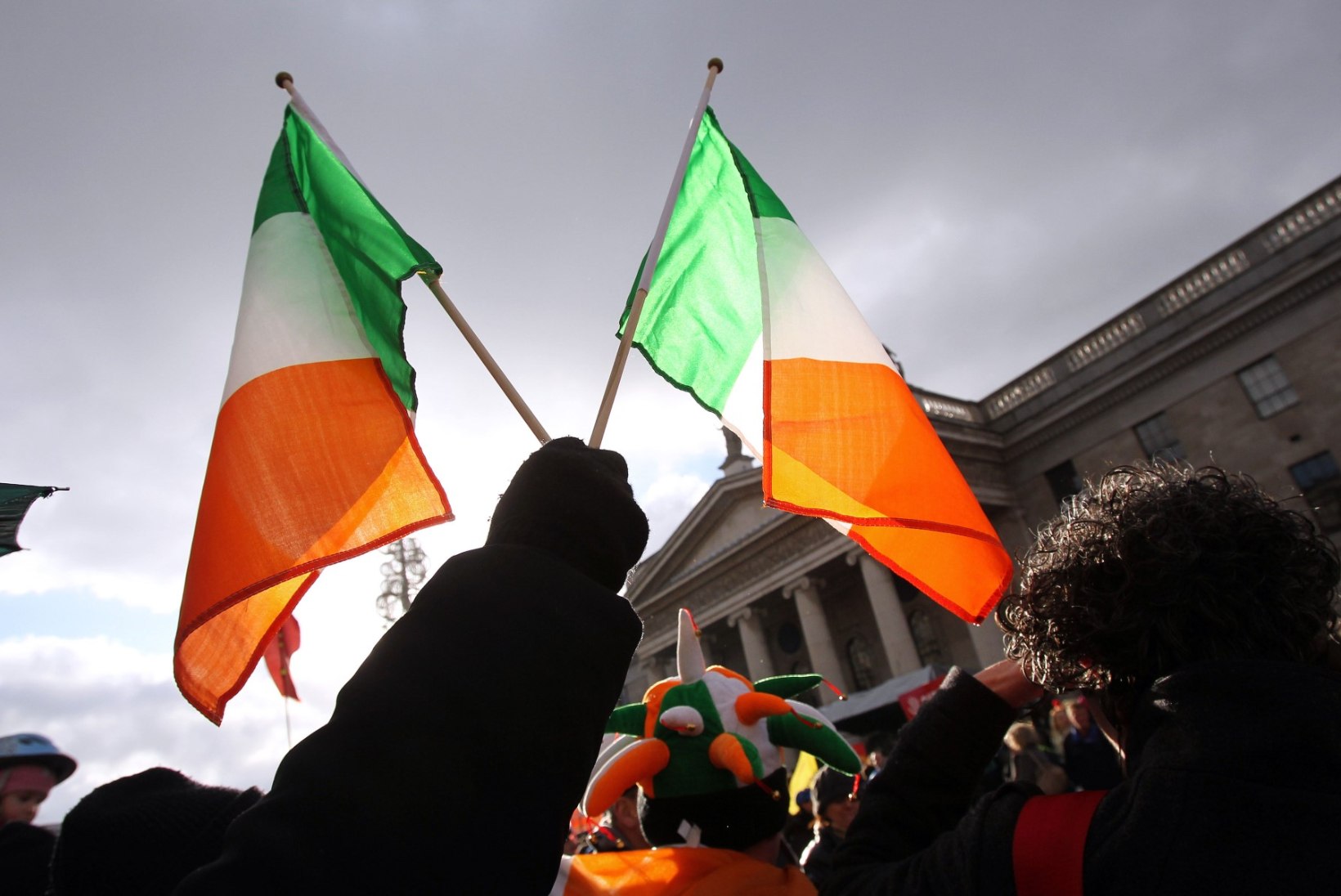 Iirimaa piirangutevastasel protestil kasutati politseinike vastu pürotehnikat