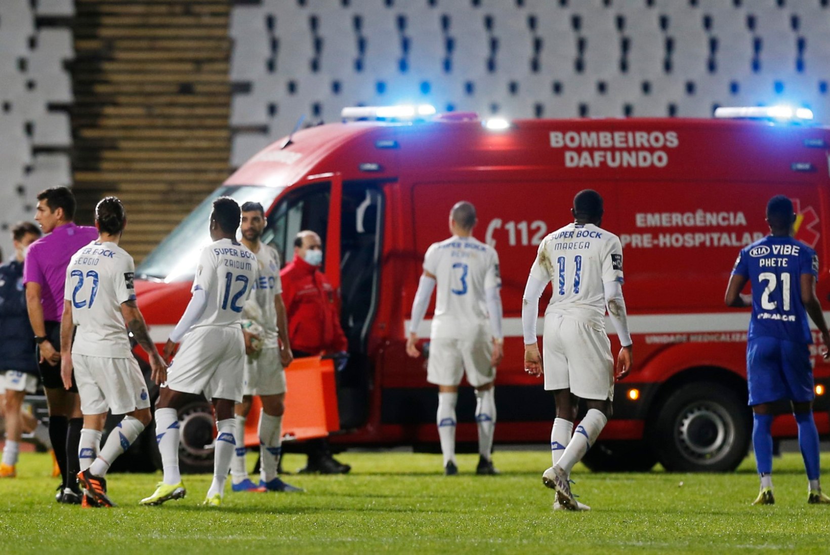 VIDEO | Porto mängijad pisarais: kiirabi tõstis raske ajukahjustuse saanud kaaslase keset mängu auto peale