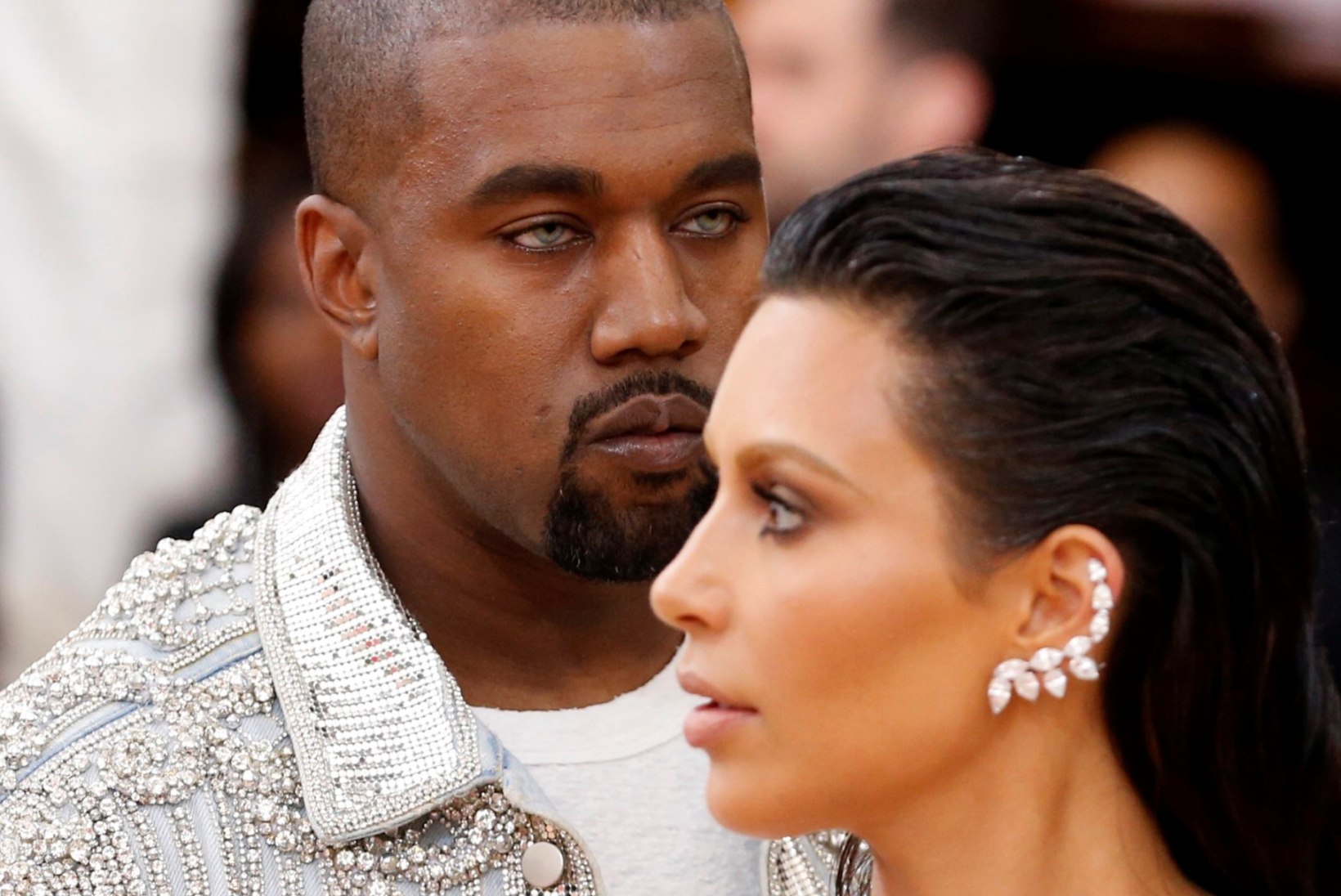 KINDEL MÄRK LAHUTUSEST: Kanye kolis oma 500 paari tosse teise majja