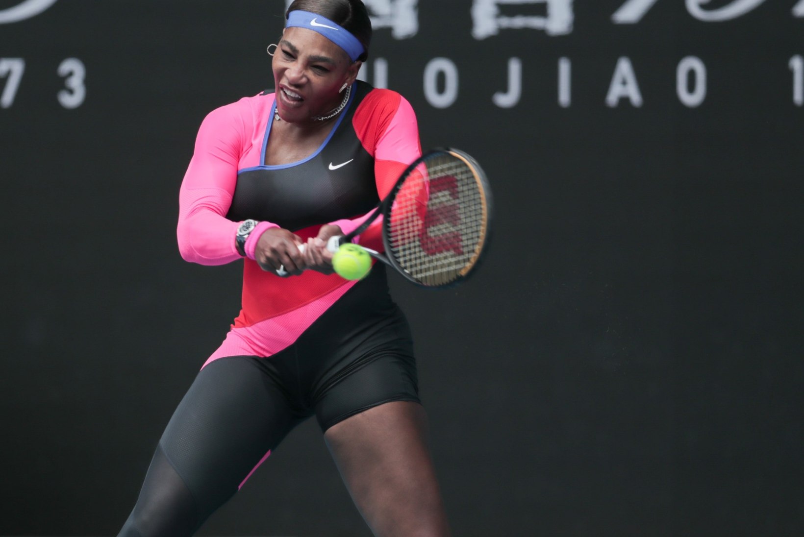 FOTOD | Serena Williams üllatas Australian Openi publikut julge kostüümiga