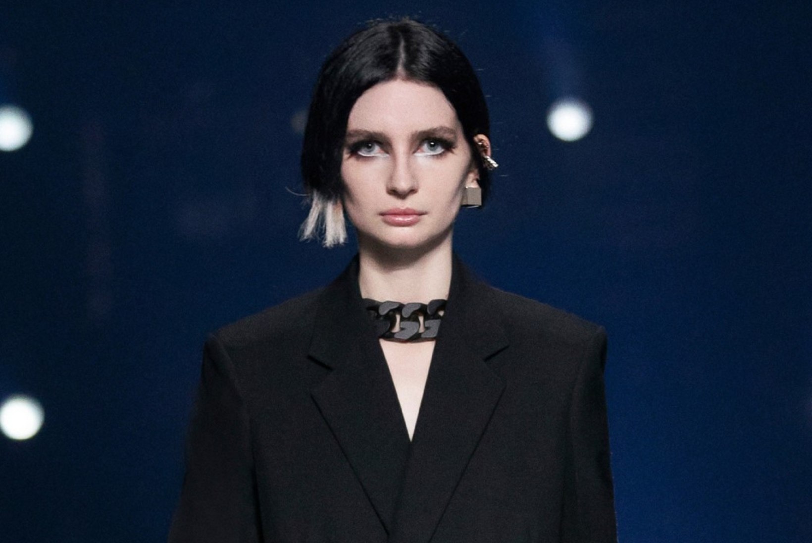 Traagiliselt surnud näitleja tütar osales Givenchy moedemonstratsioonil