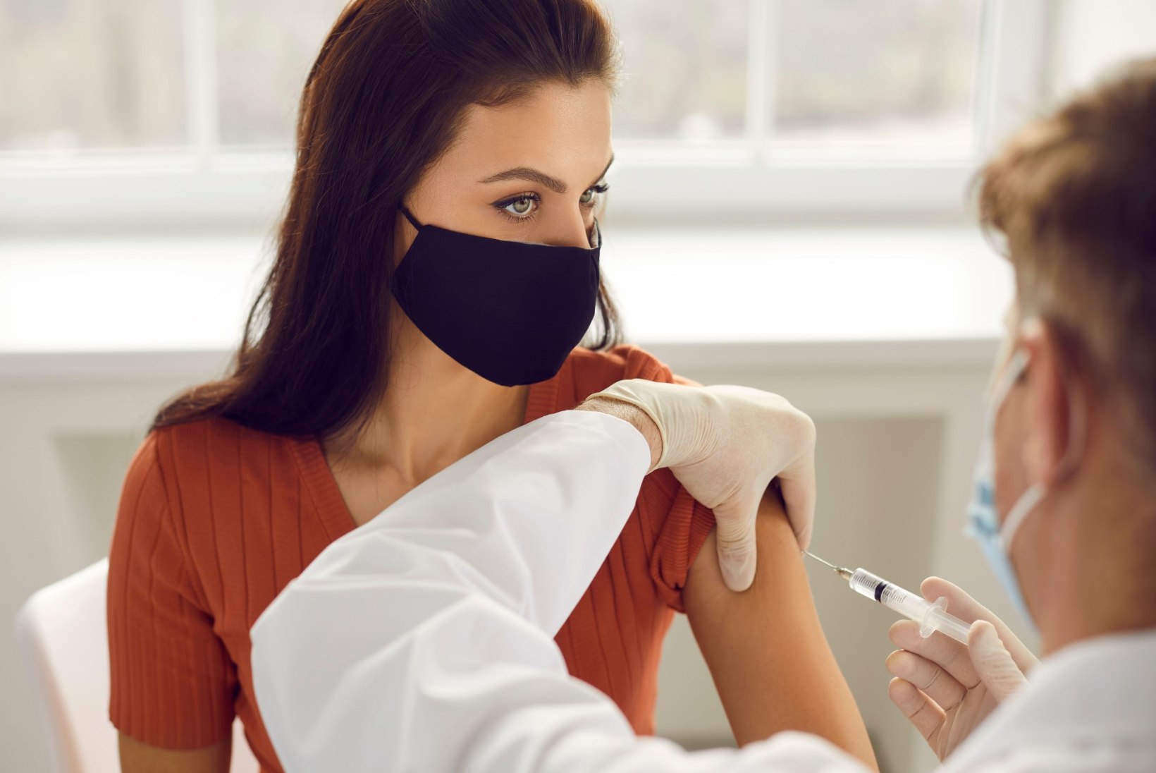 VIROLOOG MERITS SELGITAB: nendel juhtudel võib ka vaktsineeritud inimene viirust levitada