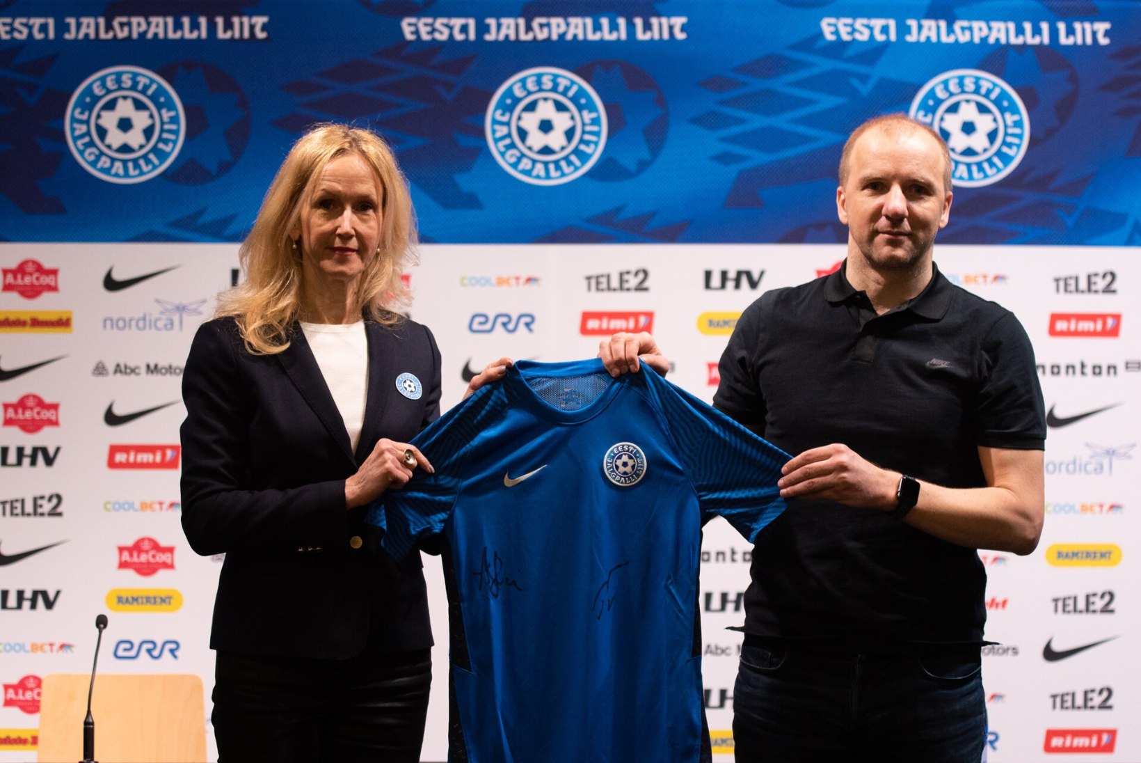 FOTOD | Kuidas meeldib? Eesti jalgpallikoondis esitles uut mänguvormi