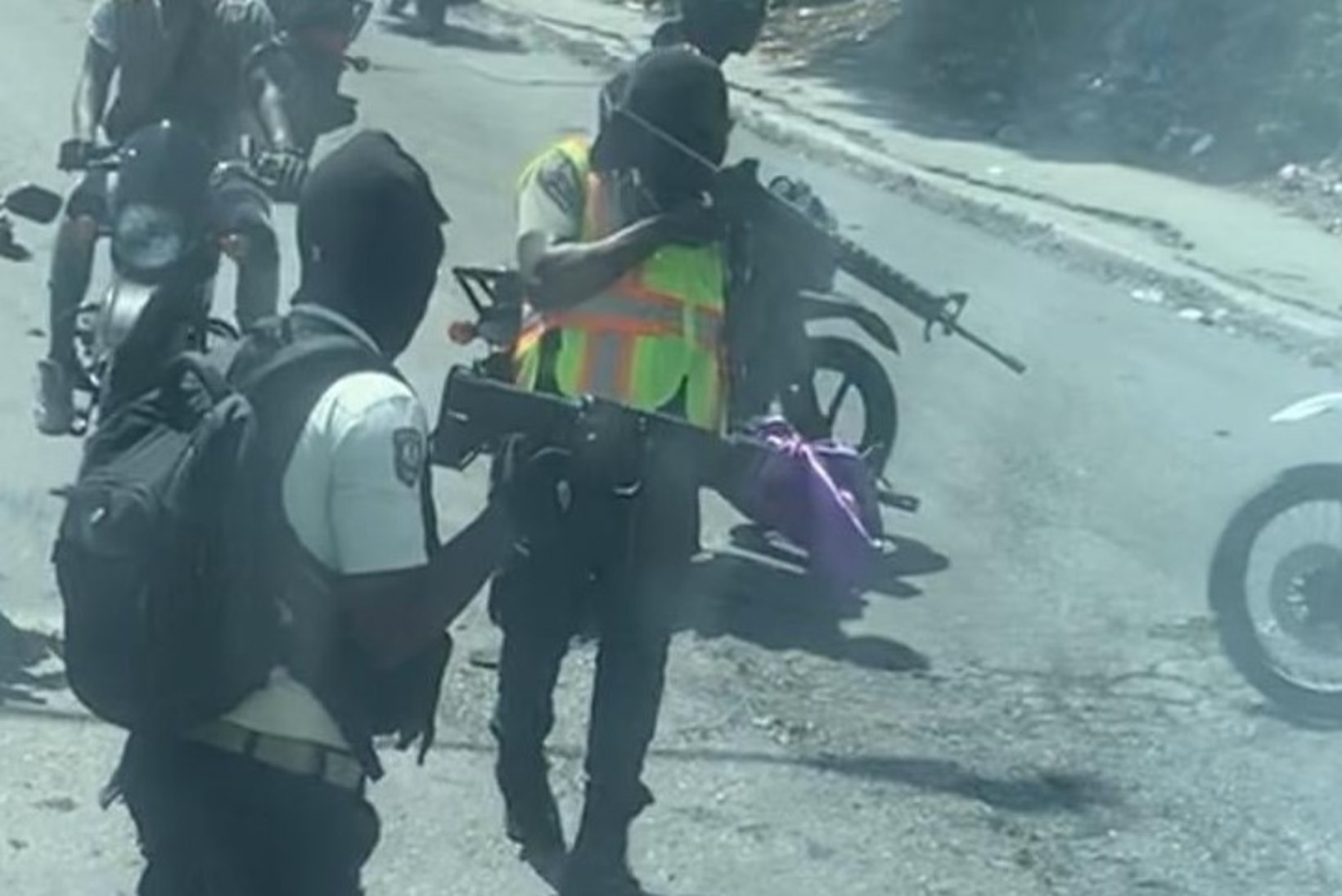 PAHANDUS: relvastatud jõuk vangistas Belize'i jalgpallikoondise