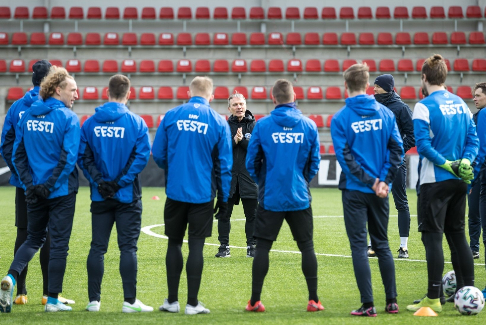 FOTOD | Uue näoga jalgpallikoondis tegi Martin Reimi juhendamisel enne äralendu viimase trenni