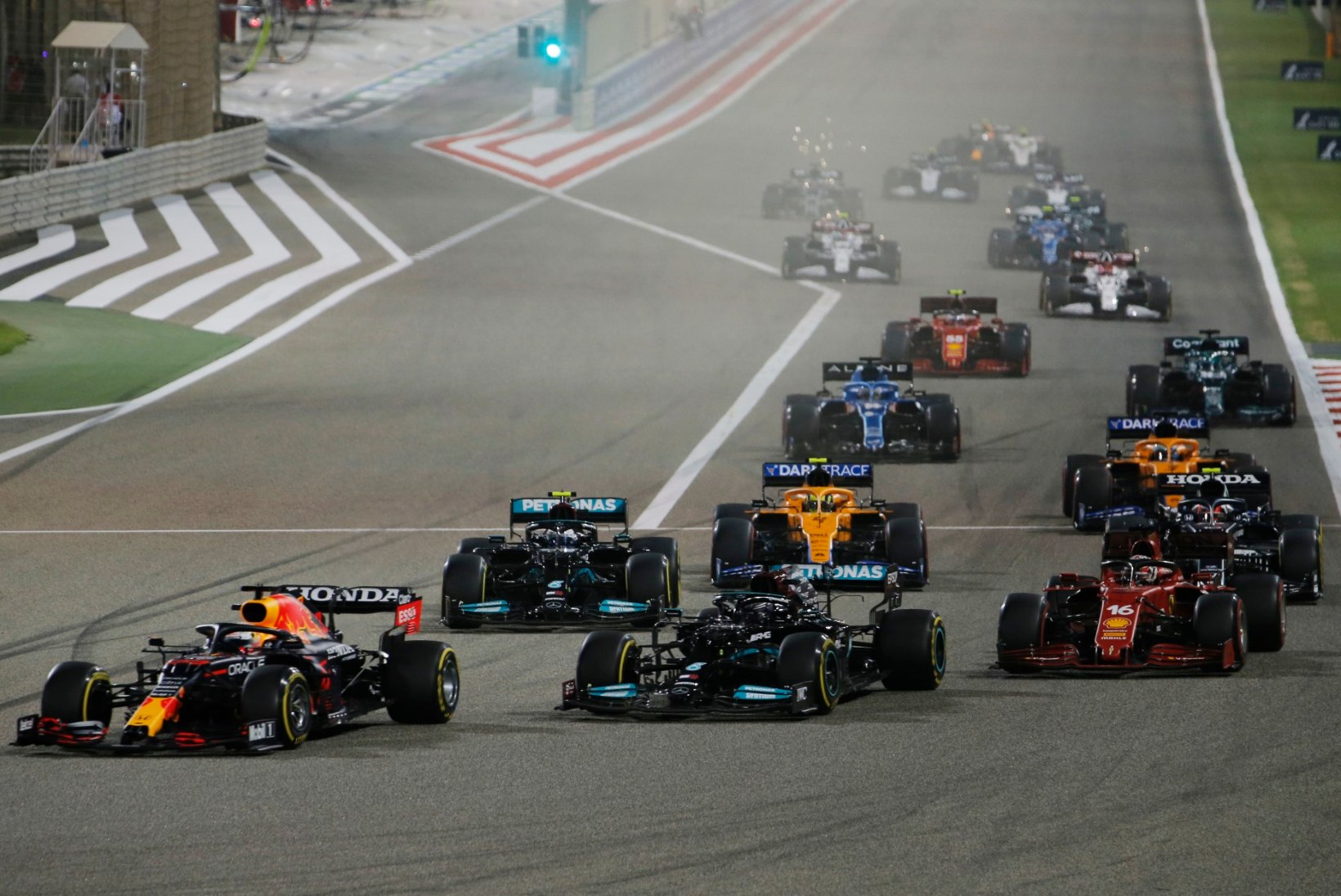 Vormel 1 hooaja esimese etapi Bahreinis võitis Mercedese mees Lewis Hamilton