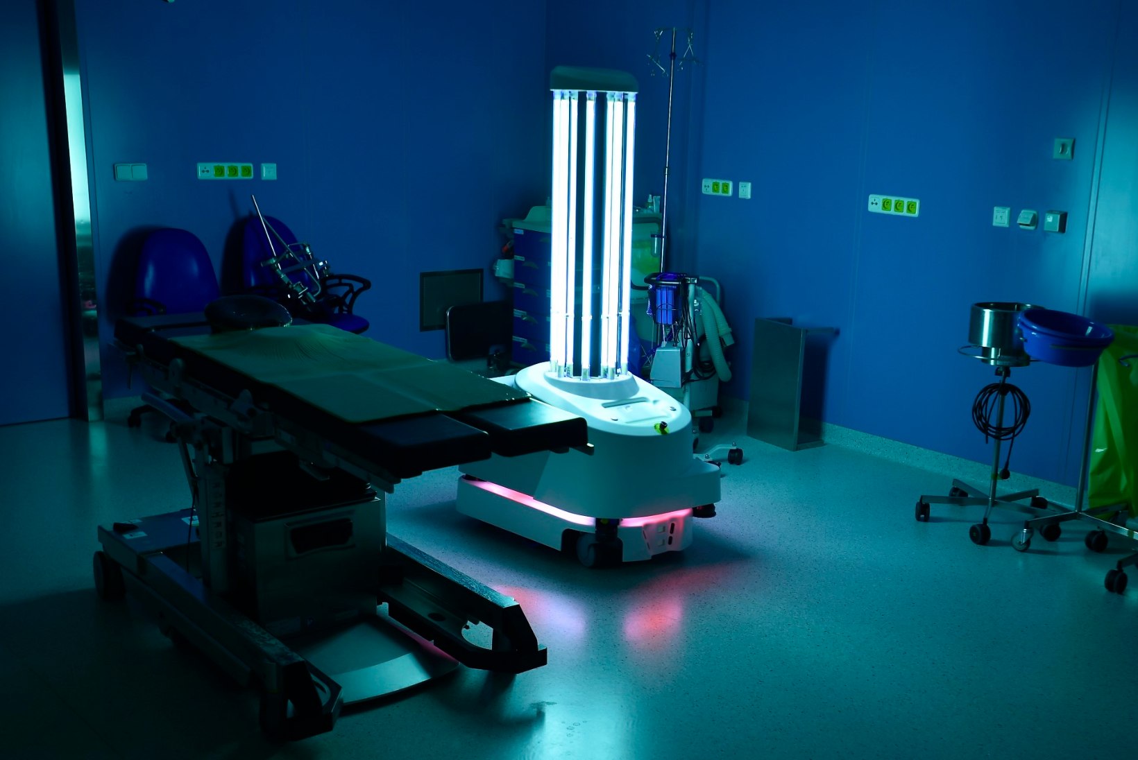 VIDEO | Vaata, kuidas haiglas töötab robot, mis saab jagu isegi koroonaviirusest!