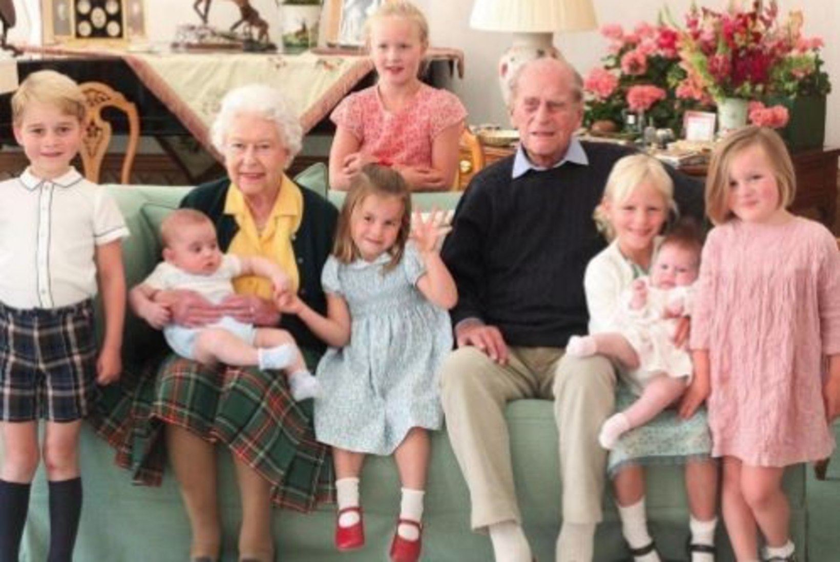 Kuninglik pere jagas haruldast fotot Philipist koos lapselapselastega