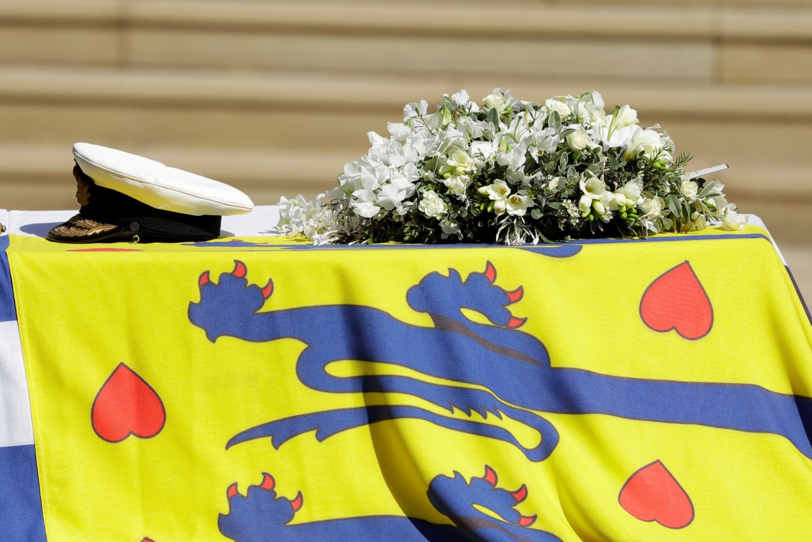 NUKKER VAATEPILT: leinav kuninganna pidi matusetalitusel üksinda istuma