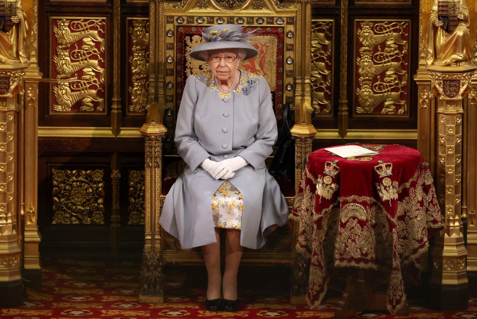 VIDEO |  Kuninganna naasis pärast Philipi surma avalikkuse ette erakordses riietuses