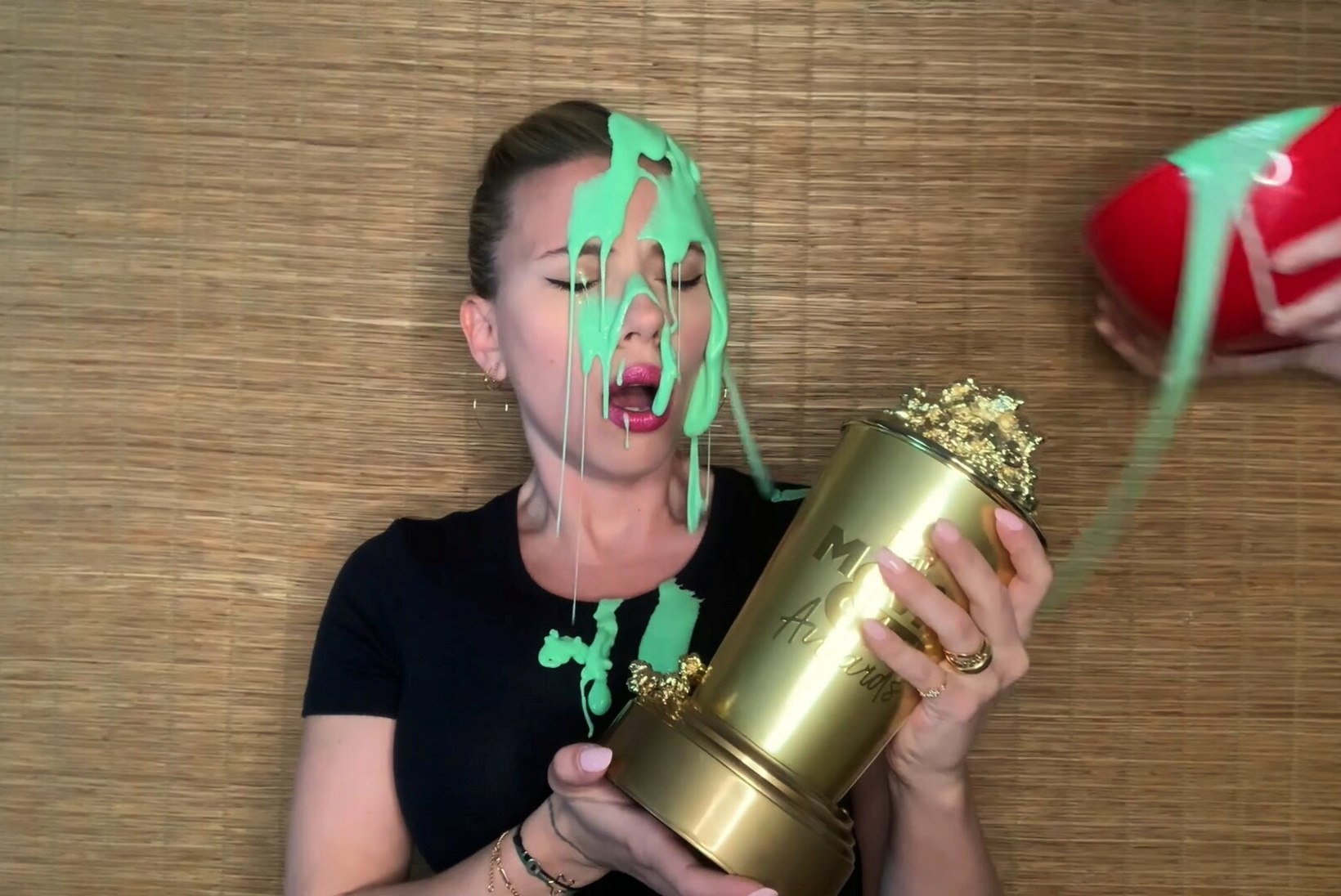 VIDEO | Abikaasa kallas Scarlett Johanssonile pähe kausitäie rohelist lima