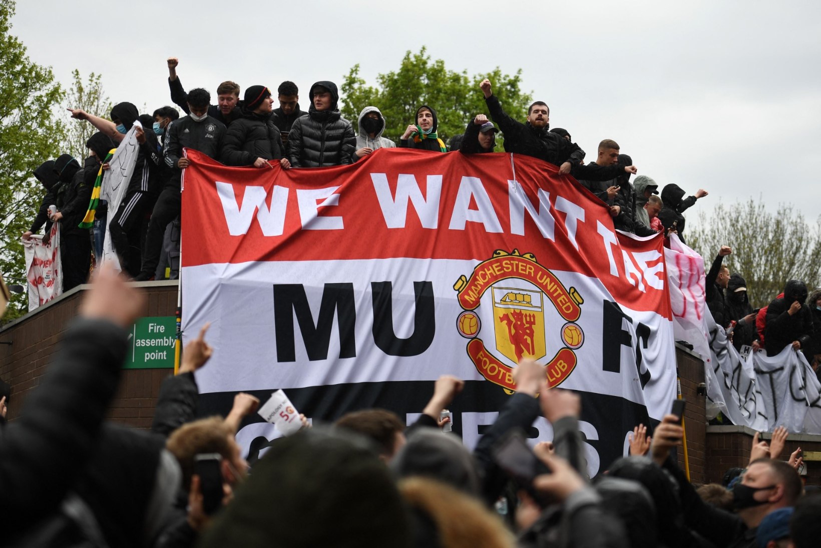 FOTOD ja VIDEO | Sajad inimesed tormasid Manchester Unitedi staadionile klubi omanike vastu protesteerima 