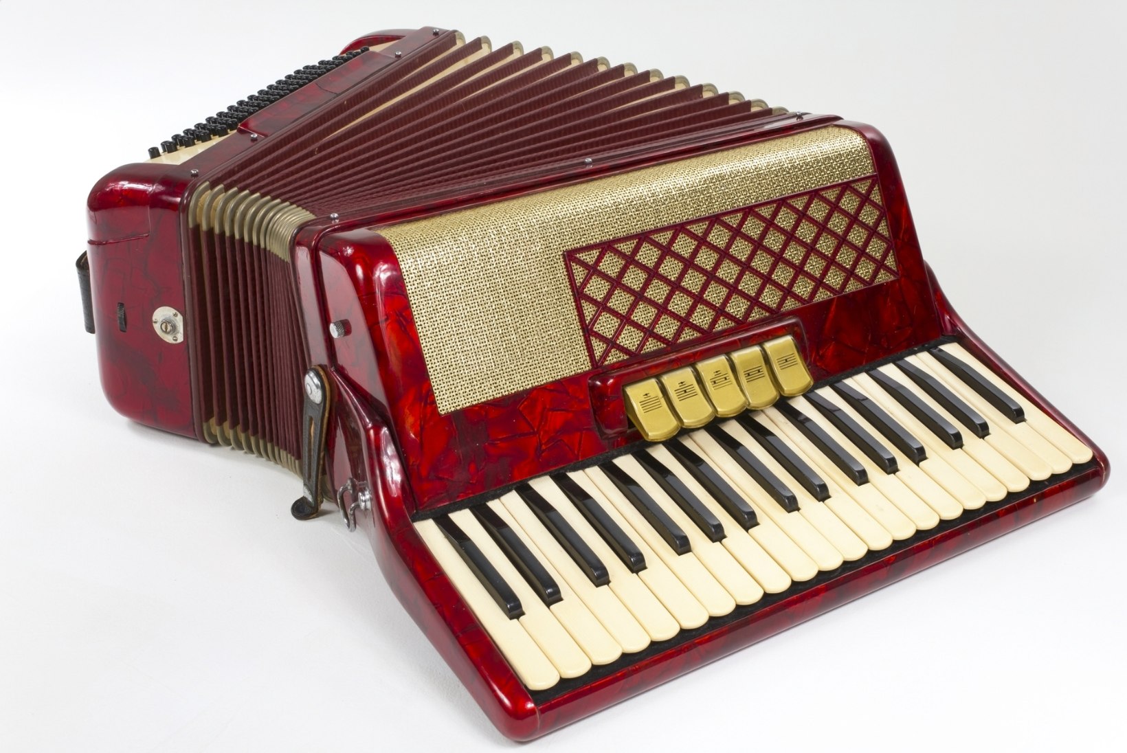 RAHA PÖÖNINGUL | Vana akordioni eest võib saada kuni 1400 eurot!