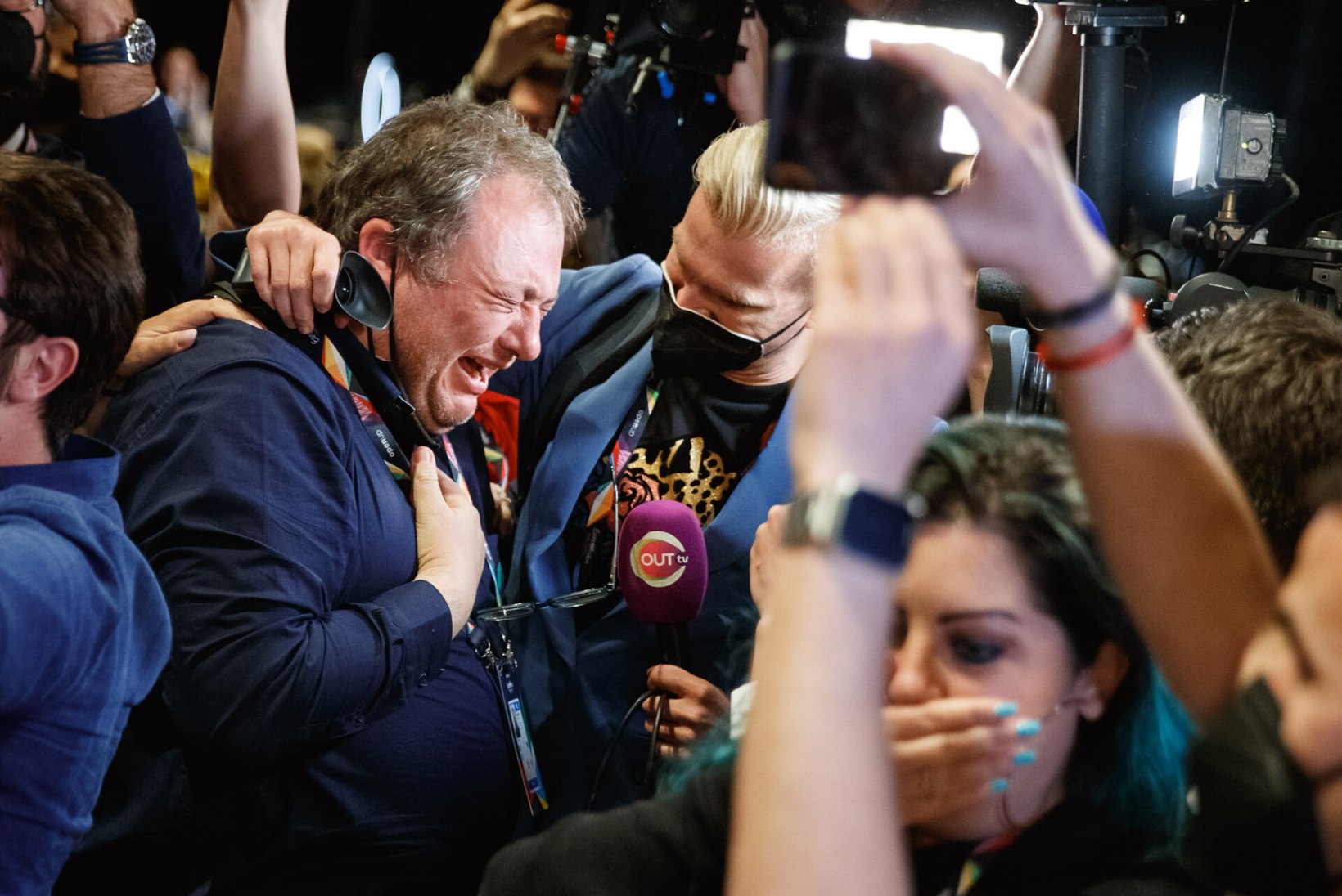 GALERII | Itaalia ajakirjanikud langesid Eurovisioni võidust kuuldes pressikeskuses üksteisele nuttes kaela
