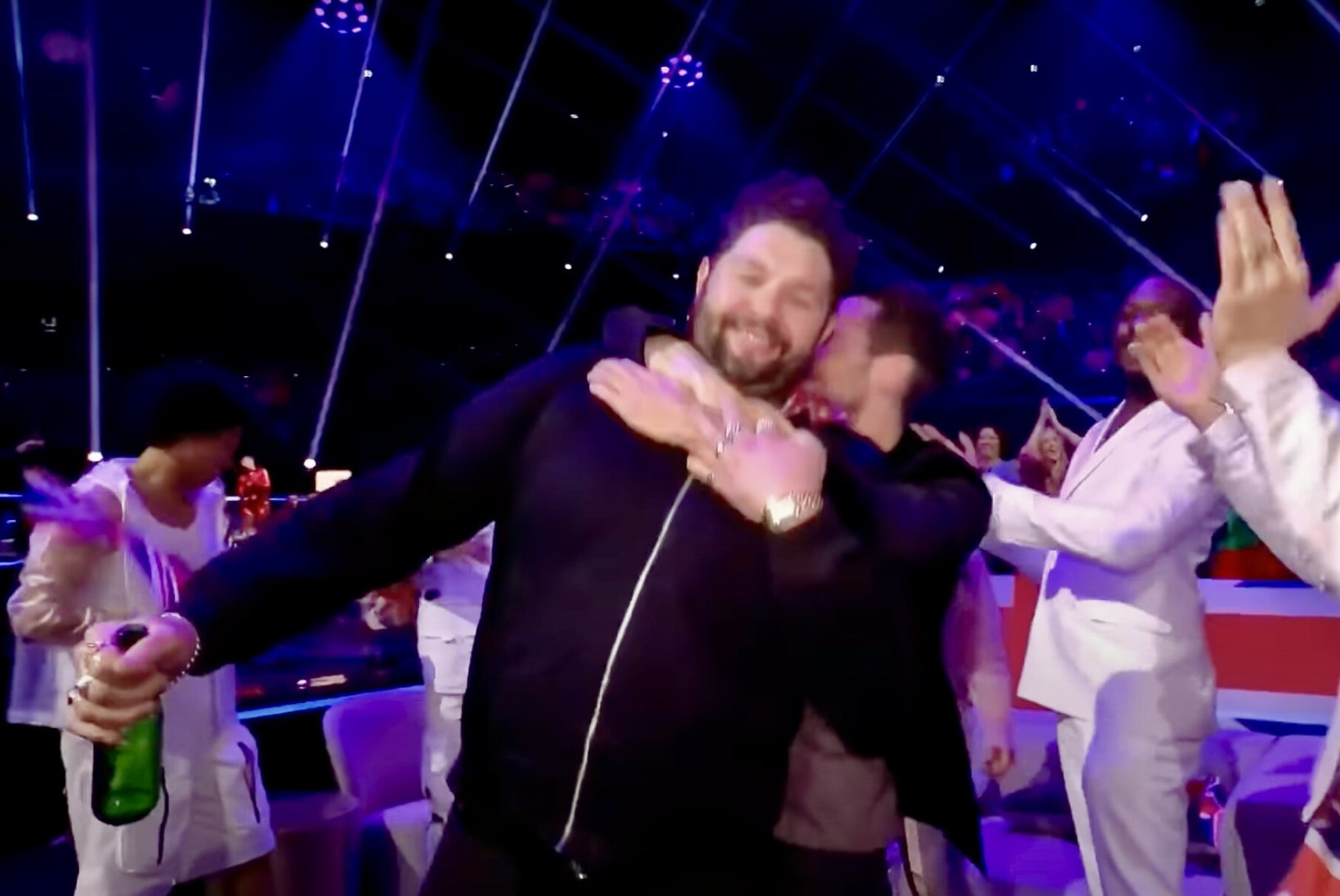 FOTOD JA VIDEO | Eurovisioni nullimees James Newman tähistas viimast kohta õllega