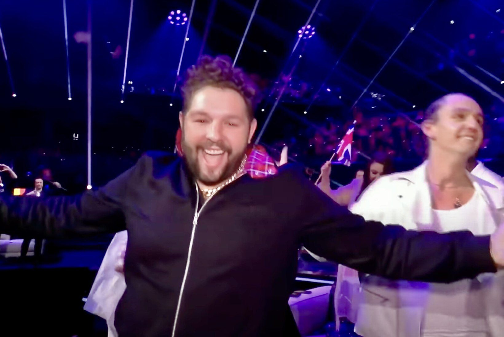 FOTOD JA VIDEO | Eurovisioni nullimees James Newman tähistas viimast kohta õllega