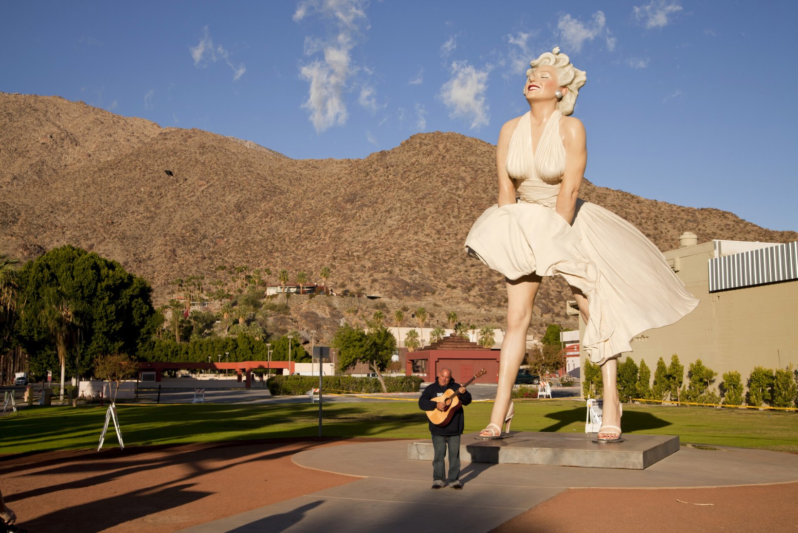 SKANDAAL: Marilyn Monroe hiigelskulptuur õhutab naistevihkamist ja ahistamist?