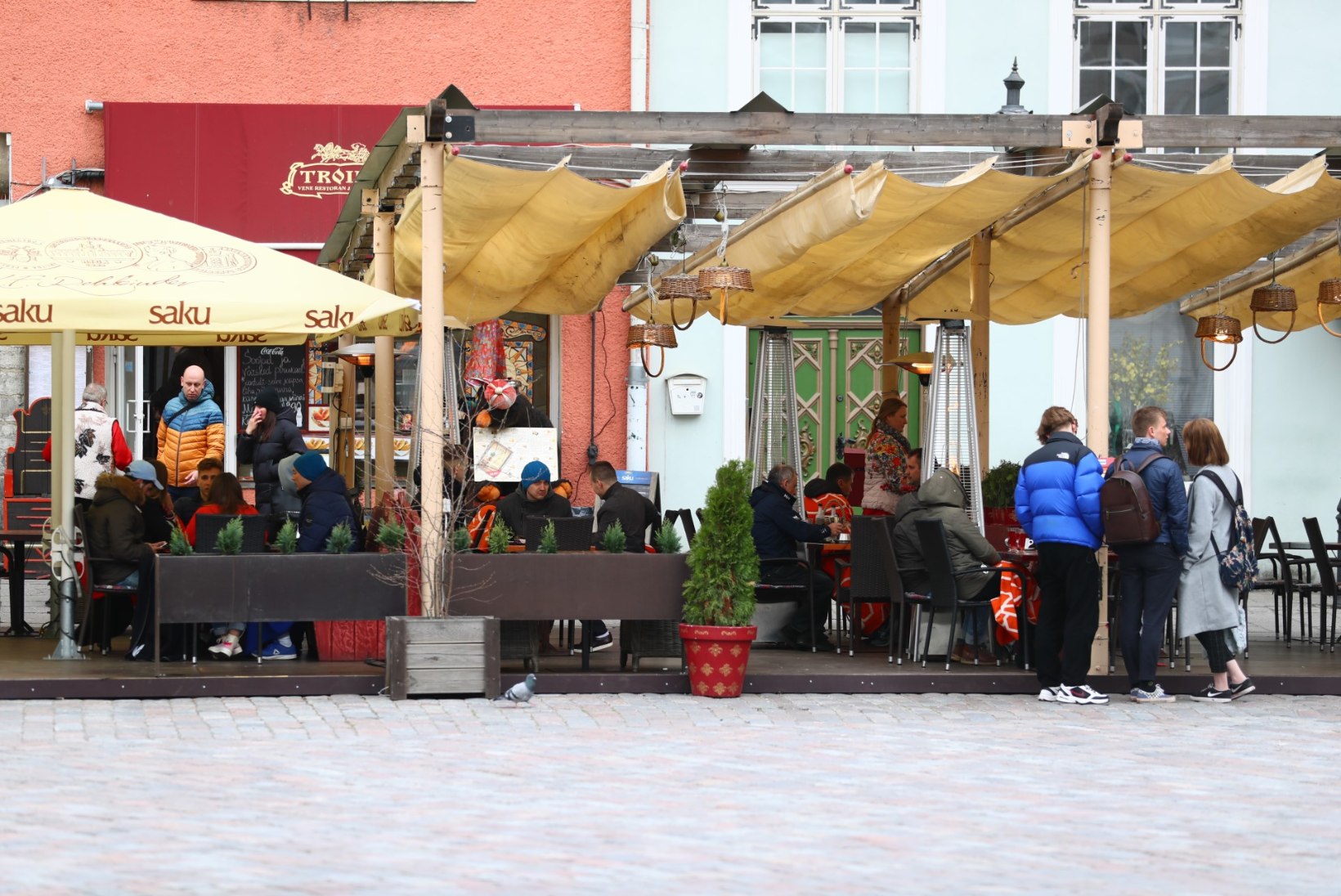 FOTOD | Söögikohtade terrassid on nüüd avatud, aga kõle ilm peletab suuri rahvamasse