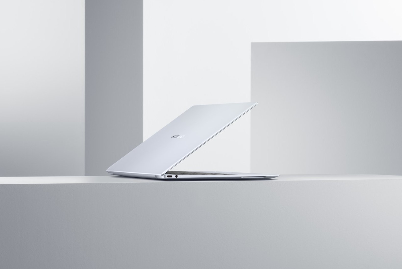 Eestisse jõuab uus tipp-sülearvuti: vaid 1-kilone ja eriti õhuke Huawei MateBook X 