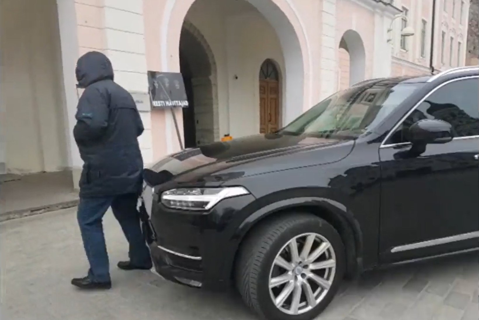 VIDEO | Riigikogulane sõitis protestijale otsa! Nestor: „Iialgi pole Eestis olnud sellist rahvasaadikut! Väga inetu!“