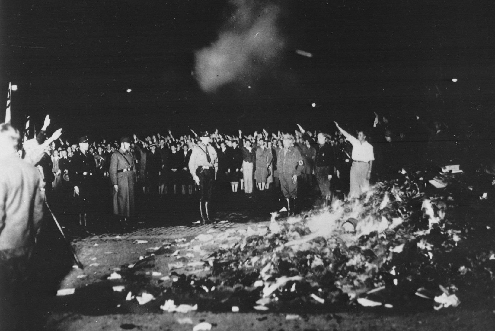 PUHASTUS TULE LÄBI: lõkkesse lendas kogu kirjandus, mis natsidele ei sobinud