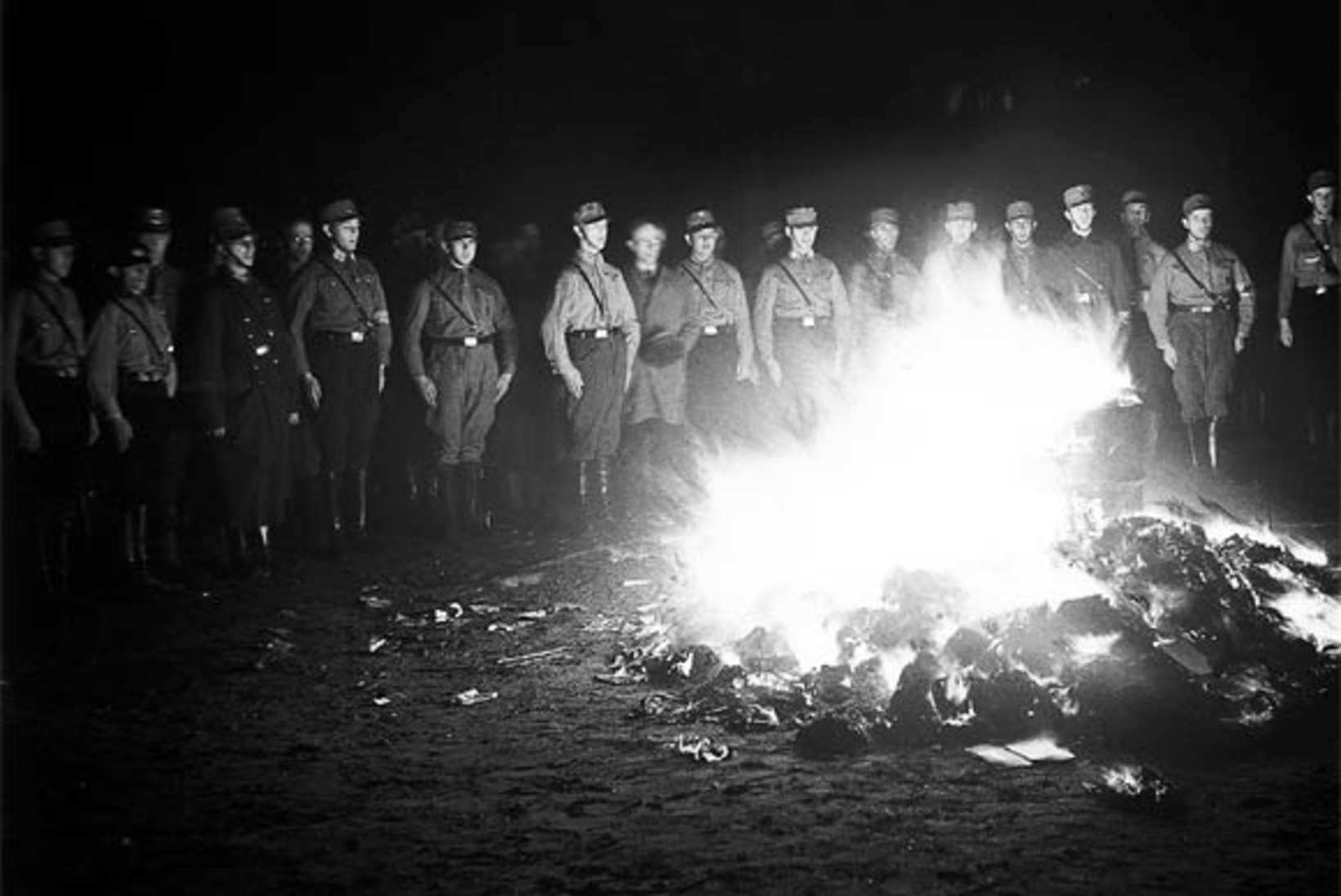PUHASTUS TULE LÄBI: lõkkesse lendas kogu kirjandus, mis natsidele ei sobinud