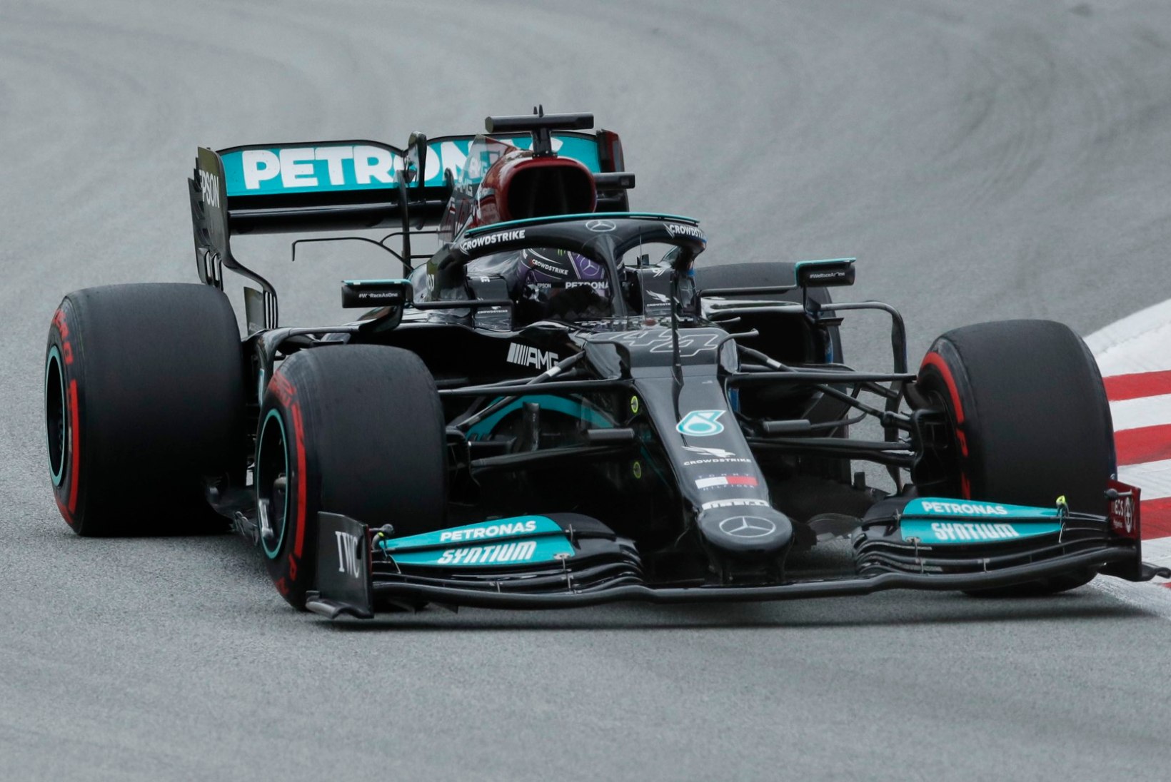 Mercedes kavaldas Red Bulli üle ning Hamilton kordas Schumacheri rekordit