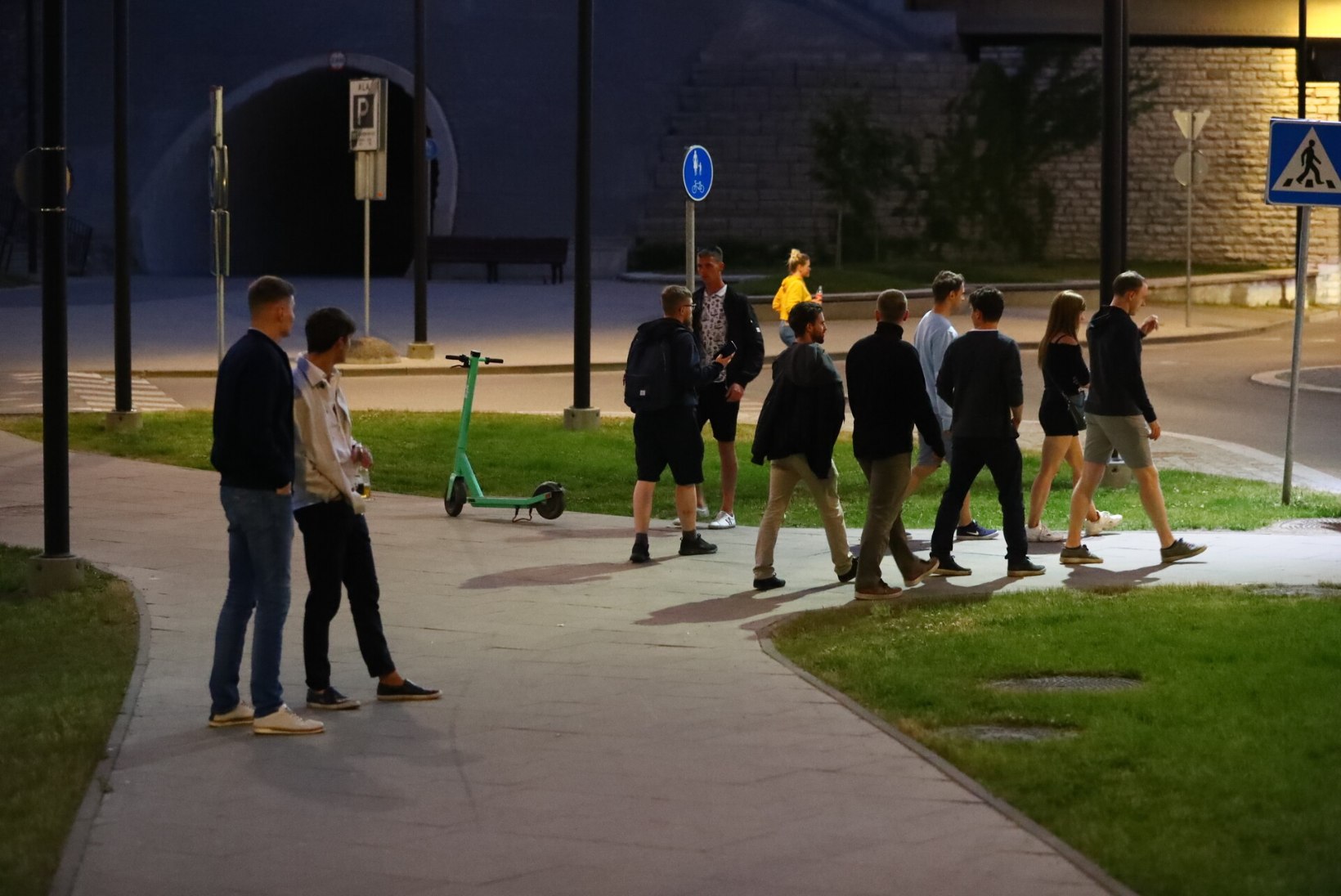GALERII | Piirangute leevenemine meelitas öisesse Tallinnasse rahvahulgad 