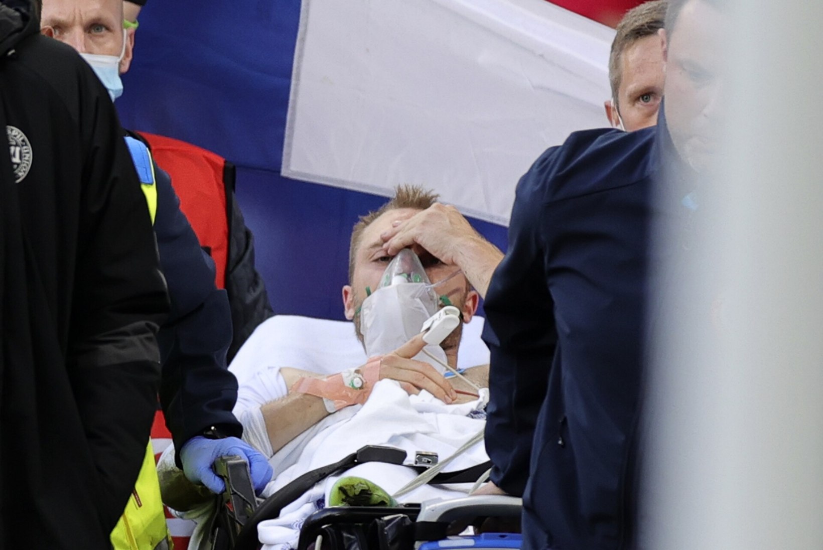 EMil infarktiga haiglasse viidud Taani jalgpallur pöördus jalgpalliüldsuse poole