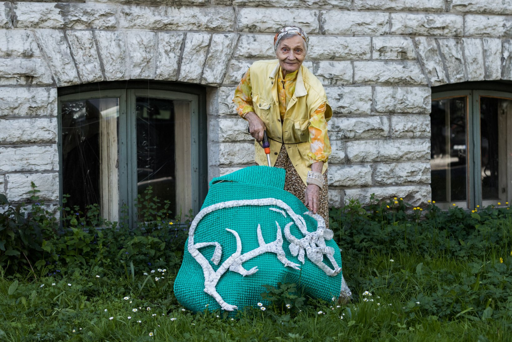 80aastaselt tänavakunstnikuks! Skulptor Johanna Ranne meisterdab igal aastal Kadrioru kortermaja ette uue taiese