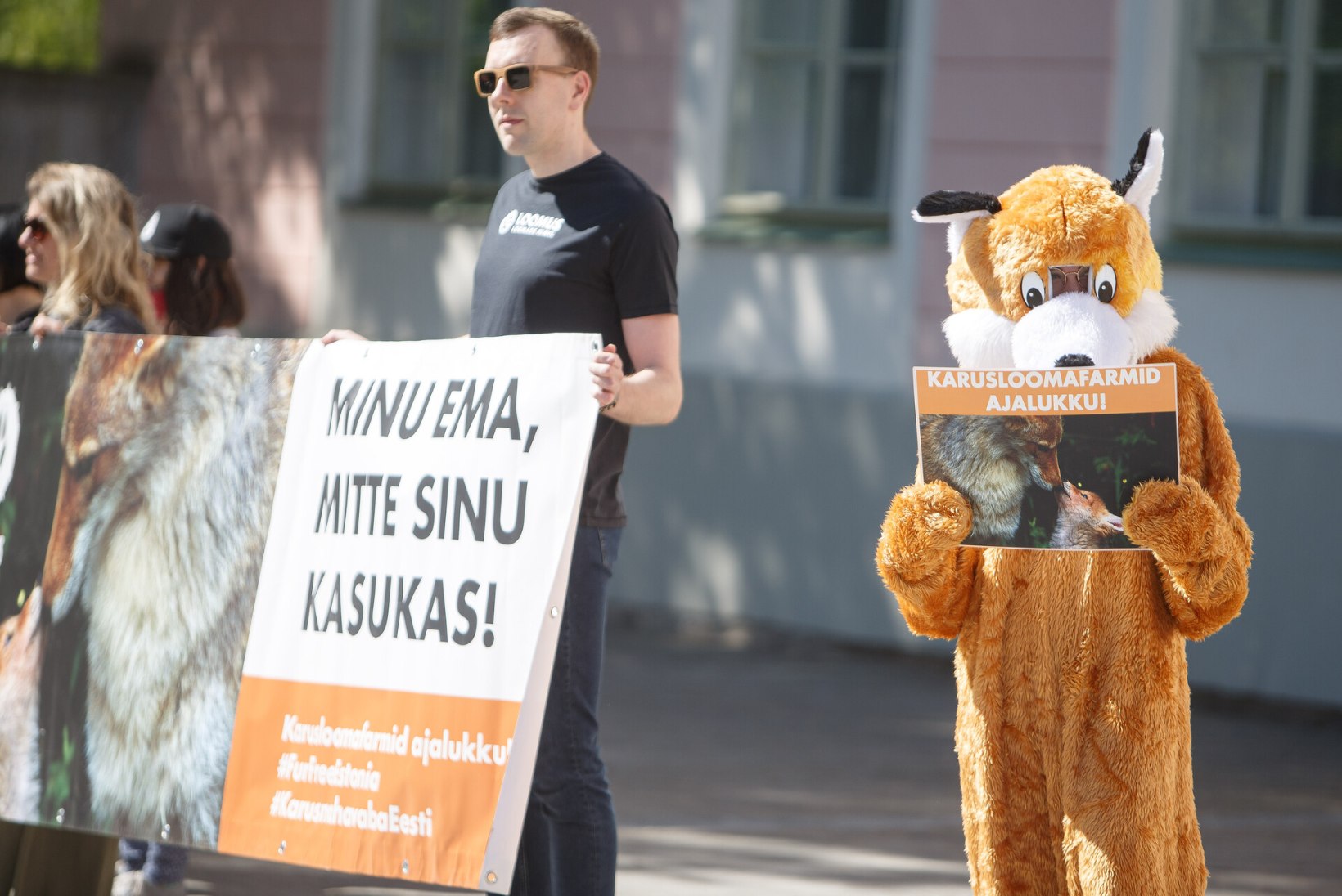 GALERII |  Loomakaitsjad kogunesid karusloomafarmide keelustamise eelnõu toetuseks