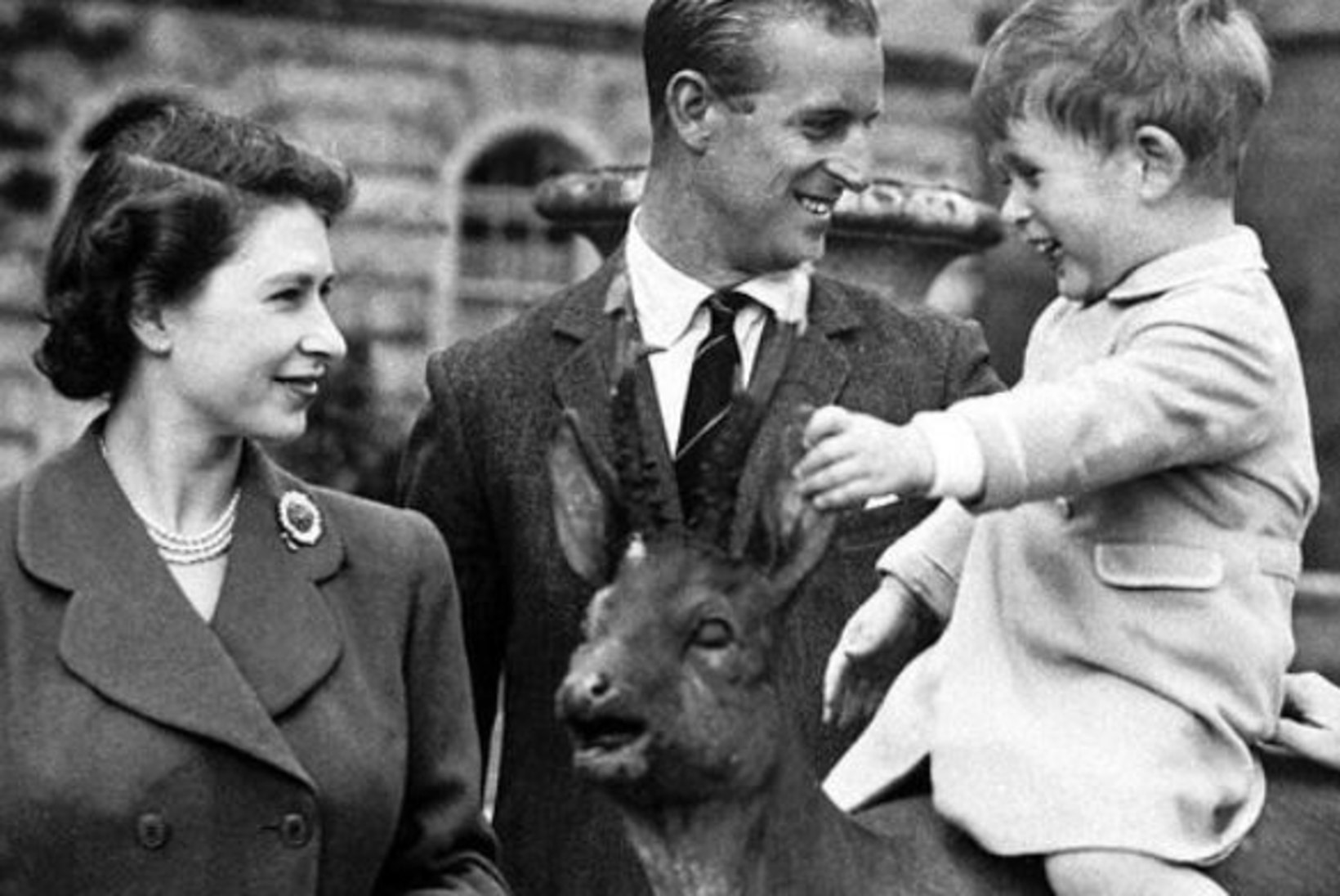 Briti kuninglik pere jagas isadepäeva puhul armsat fotot Philipist ja Charlesist