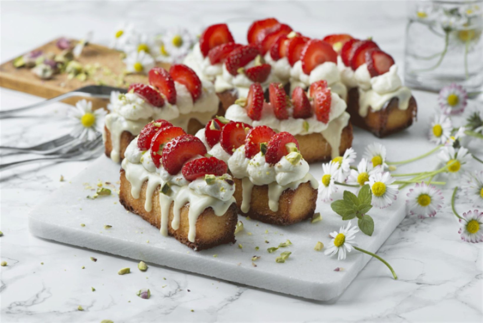 NÄDALA KOOK | Väikesed martsipanikoogid maasikate, vahukoore ja valge šokolaadiga